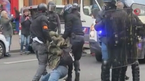 Fransız polisi bir Sarı Yelekliyi yerlerde sürükledi