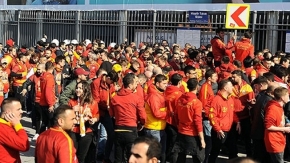 Galatasaraylı taraftarlar stada geldi