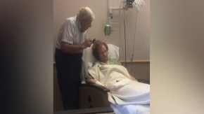 Hasta eşinin saçını tarayan yaşlı adam yürekleri sızlattı