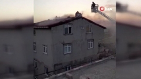 Arnavutköy’de bir binanın çatısı alev alev yandı