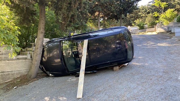Eyüpsultan’da mezarlıkta el freni çekilmeden bırakılan otomobil ağaca çarptı