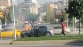 Kartal’da kaza yapan otomobilde yangın