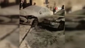  Bağcılar’da karla kaplı yolda 10 araç birbirine çarptı